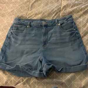 American Eagle curvy mom short